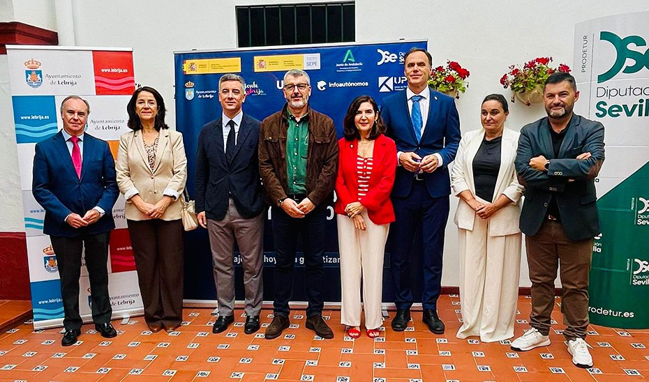 Rocío Blanco, acompañada del resto de autoridades, momentos previos al inicio del I Congreso Nacional de Relevo Generacional del Trabajo Autónomo de UPTA, celebrado en Lebrija.