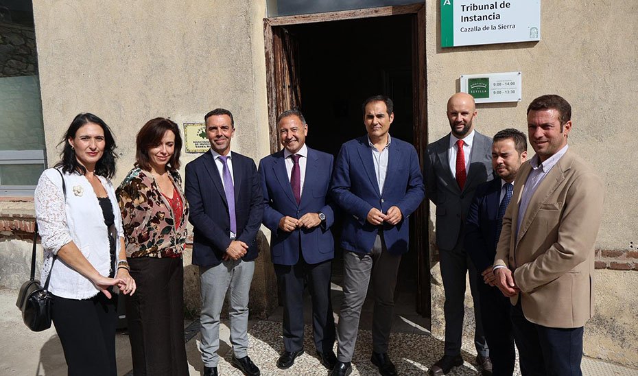 El consejero de Justicia, José Antonio Nieto, y el alcalde de Cazalla de la Sierra, Adrián Torres, ante la sede judicial del municipio.