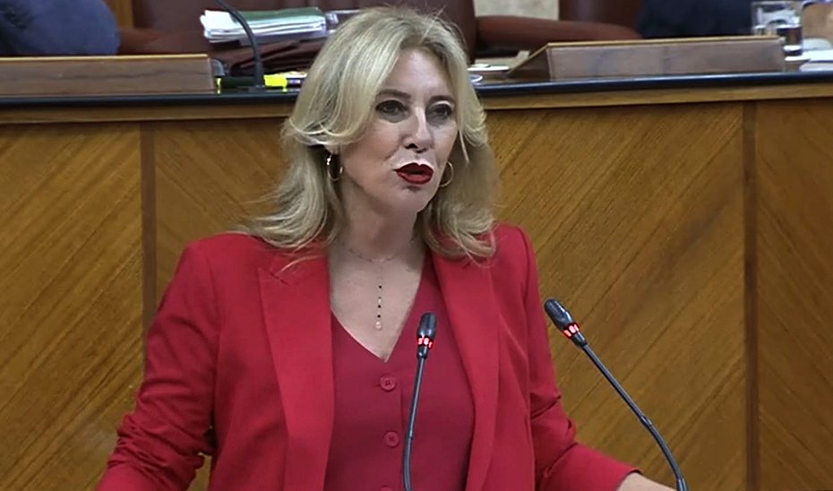 Carolina España, desde la tribuna del Salón de Plenos del Parlamento, durante el debate de totalidad de la Ley del Patrimonio de Andalucía.