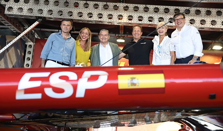 Los consejeros de la Presidencia, Antonio Sanz, y de Cultura, Patricia del Pozo, con el barco español en la prueba de la Sail GP celebrada en Cádiz.