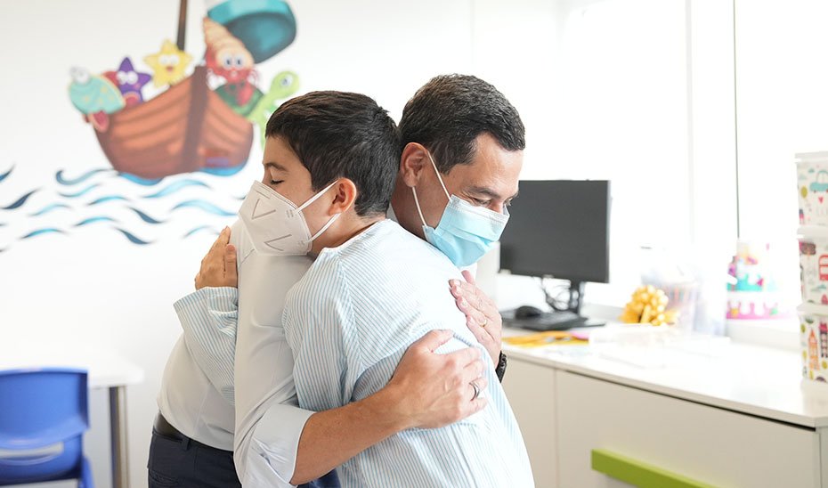 Juanma Moreno visita las aulas hospitalarias del Hospital Materno Infantil Princesa Leonor del Hospital Universitario Torrecárdenas.