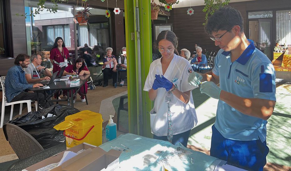Vacunación contra la gripe y la covid en una residencia de Granada (archivo).
