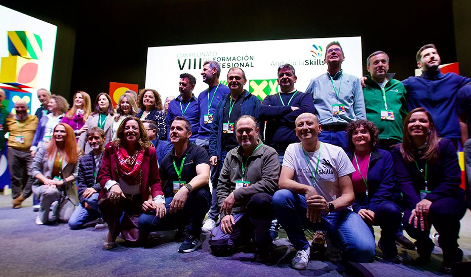 María del Carmen Castillo, junto a participantes en las Olimpiadas de Formación Profesional, que se han inaugurado en Jaén.