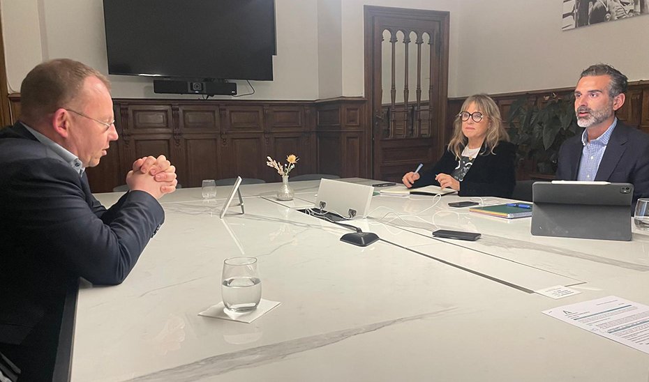 El consejero de Agricultura, Ramón Fernández-Pacheco, en el transcurso de la reunión con el director ejecutivo de Water Europe, Durk Krol.