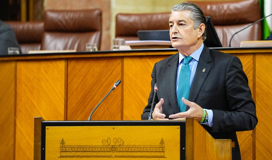 Antonio Sanz, interviene, desde la tribuna de oradores del salón de Plenos del Parlamento, ante los diputados autonómicos.