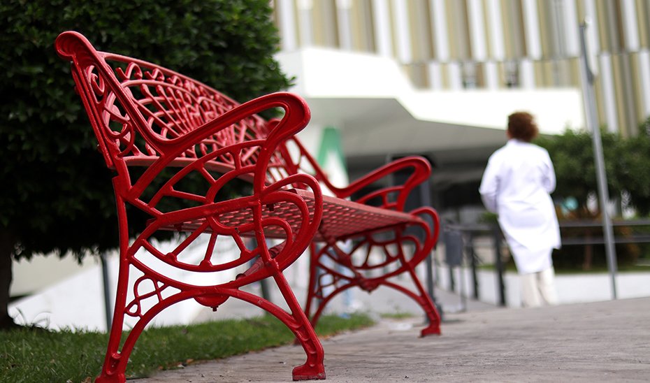 Banco en homenaje a las víctimas de violencia de género.