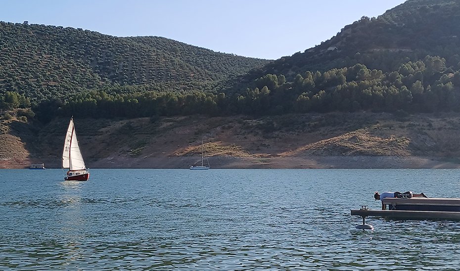 Un investigador toma una muestra del agua del embalse de Iznájar, en Córdoba.