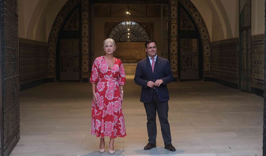 La consejera de Cultura, Patricia del Pozo, el director de CaixaForum Sevilla, Moisés Roiz, posan en las Atarazanas.