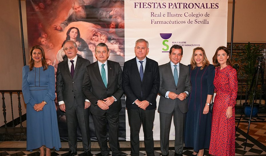 Antonio Sanz posa entre otros asistentes al acto central en honor a la Inmaculada Concepción, patrona de los farmacéuticos, en Sevilla.