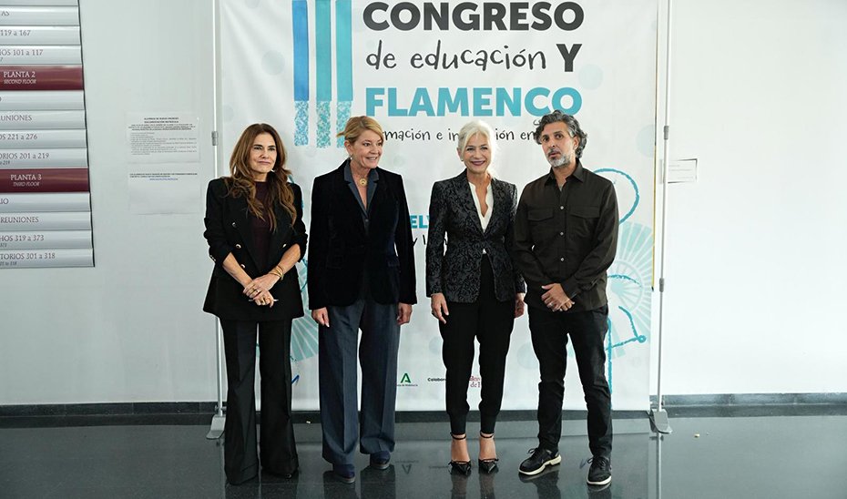 La consejera de Cultura y Deporte, Patricia del Pozo, acompañada de la directora general de Innovación y Formación del Profesorado, Estela Villalba, la alcalde de Huelva, Pilar Miranda, y el cantaor Arcángel, en la inauguración del congreso.