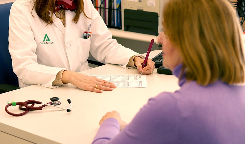 Una mujer es atendida en consulta por su médica de cabecera.