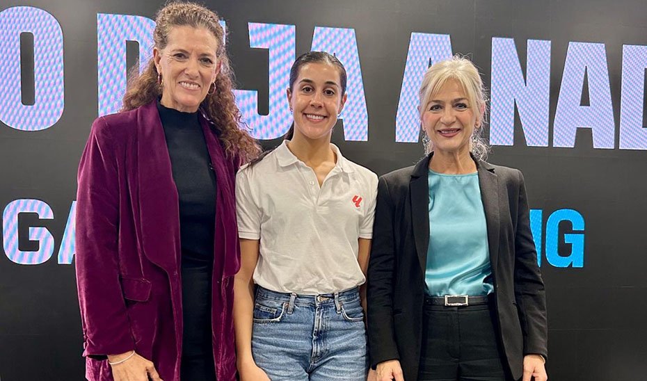 La consejera de Cultura y Deporte, Patricia del Pozo, junto a la deportistas Carolina Marín, y la directora general de Sistemas y Valores del Deporte, Mariola Rus.