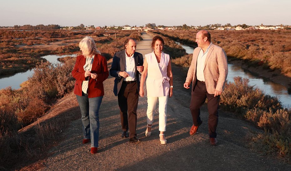 Catalina García recorre la Salina de Carboneros, en el municipio gaditano de Chiclana de la Frontera.