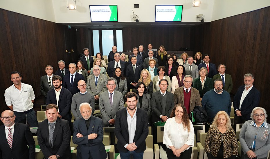 El presidente de la Junta, Juanma Moreno, junto al consejero de Turismo y Andalucía, Arturo Bernal, en un momento del XIII Pleno del Consejo de Comunidades Andaluzas, celebrado en San Telmo.