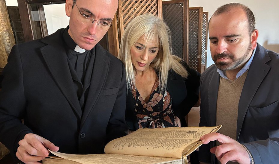La consejera de Cultura, Patricia del Pozo, durante su visita a la iglesia de San Miguel Arcángel, de la localidad sevillana de Morón de la Frontera.++++