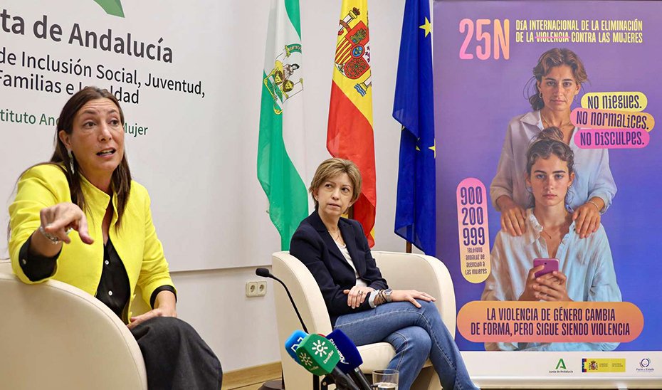 La consejera de Insclusión Social, Loles López, y la directora del IAM, Olga Carrión, durante la presentación de la campaña de la Junta con motivo dle 25N.