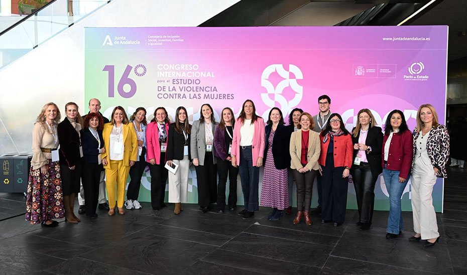 Foto de familia de la inauguración del 16 Congreso Internacional para el Estudio de la Violencia contra las Mujeres.