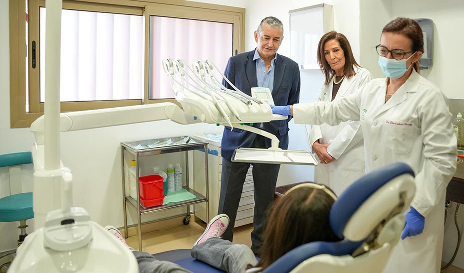 El consejero de Sanidad, Antonio Sanz, en una consulta de Odontología en el centro de salud El Porvenir de Sevilla.