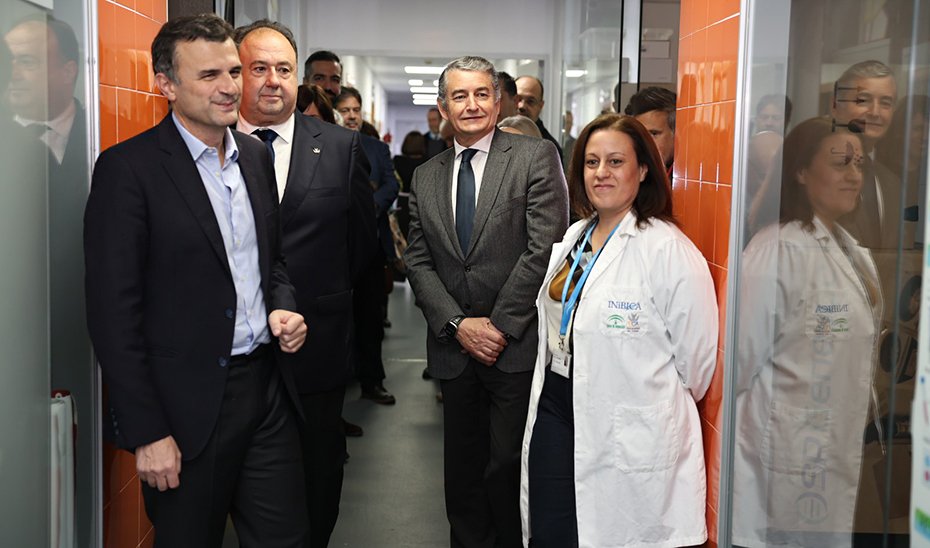 Antonio Sanz recorre las instalaciones del Instituto de Investigación e Innovación Biomédica de Cádiz (INiBICA).