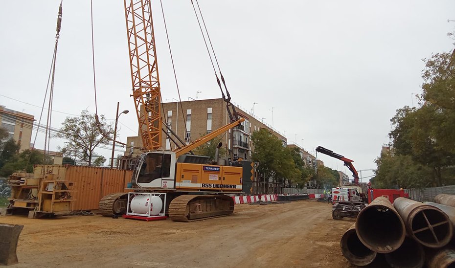 Primera pantalladora del Metro de Sevilla en la Avenida Doctor Fedriani.