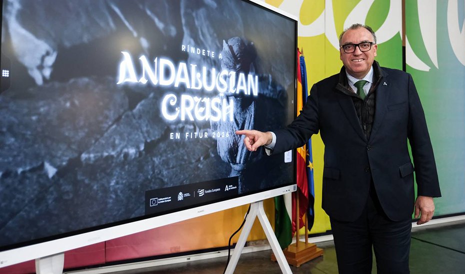 El consejero de Turismo y Andalucía Exterior, Arturo Bernal, durante la presentación en Málaga de la oferta de Andalucía en Fitur 2026.