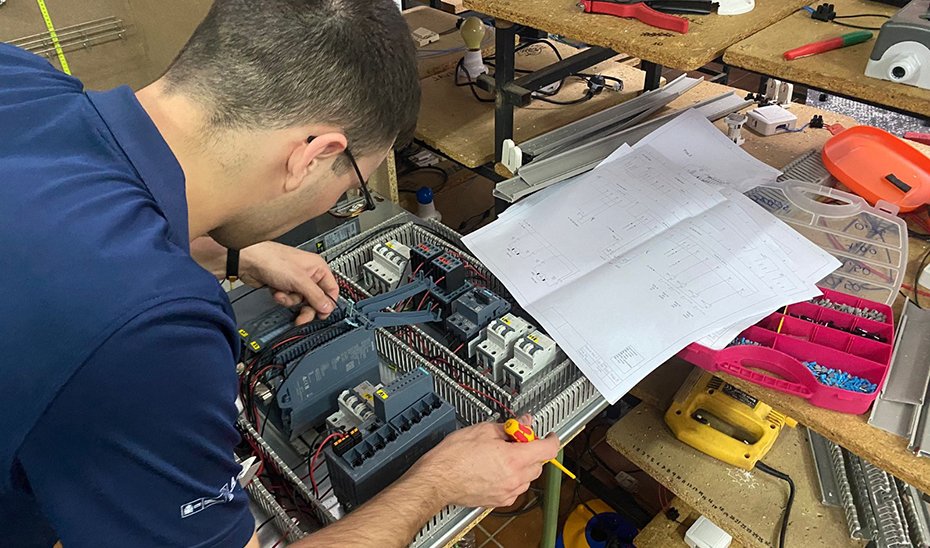 Un alumno de FP realiza prácticas con unos circuitos.