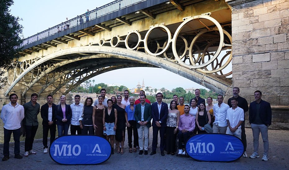 El presidente de la Junta, Juanma Moreno, acompañado por la consejera de Cultura, Patricia del Pozo, y el consejero de Industria, Jorge Paradela, junto a los alumnos del programa Mentor.