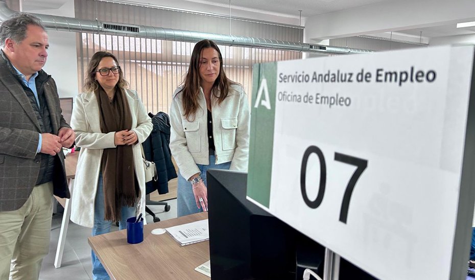 La consejera de Inclusión, Loles López, en la oficina del SAE en Valverde del Camino (Huelva).
