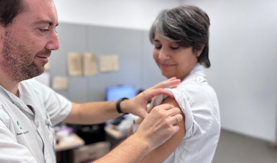 Una paciente se vacuna en un centro de salud.