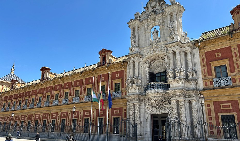 Fachada del Palacio de San Telmo, sede de la presidencia de la Junta de Andalucía, con las banderas a media asta.